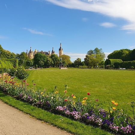 Neumuehler Hof- Ferienwohnung "Benjamin" Mit Grosser Privater Dachterasse Und Guter Anbindung In Die City Schwerin  Exterior photo