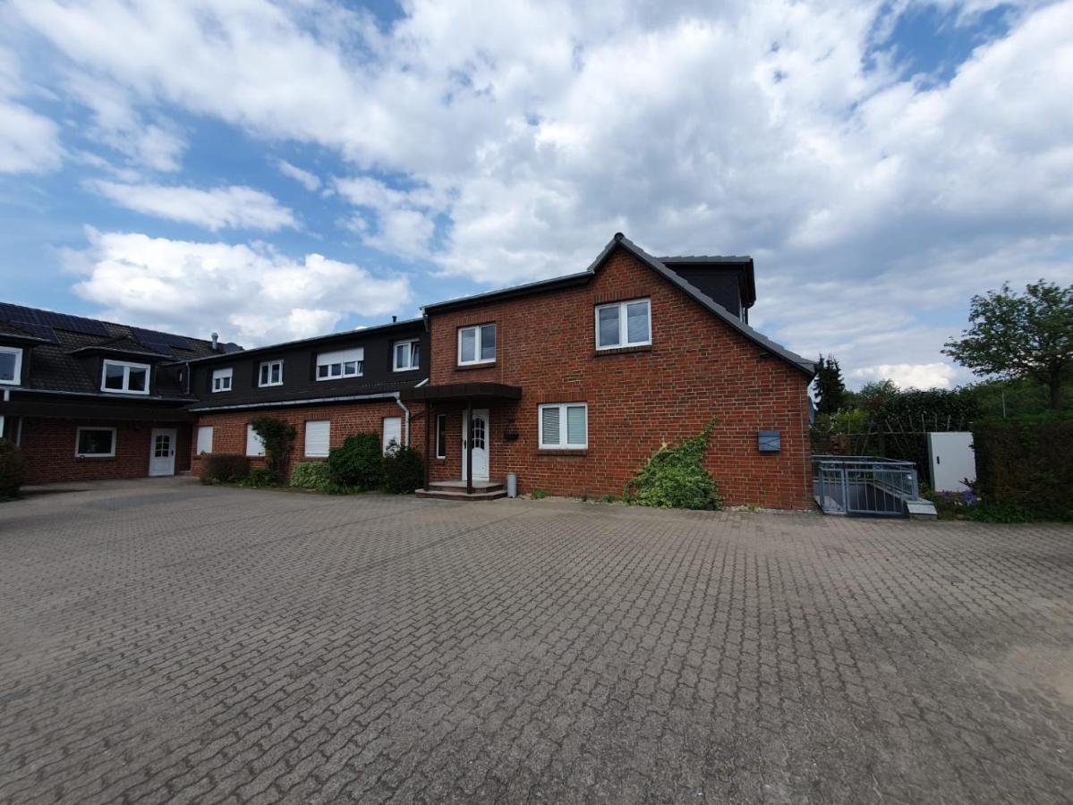 Neumuehler Hof- Ferienwohnung "Benjamin" Mit Grosser Privater Dachterasse Und Guter Anbindung In Die City Schwerin  Exterior photo